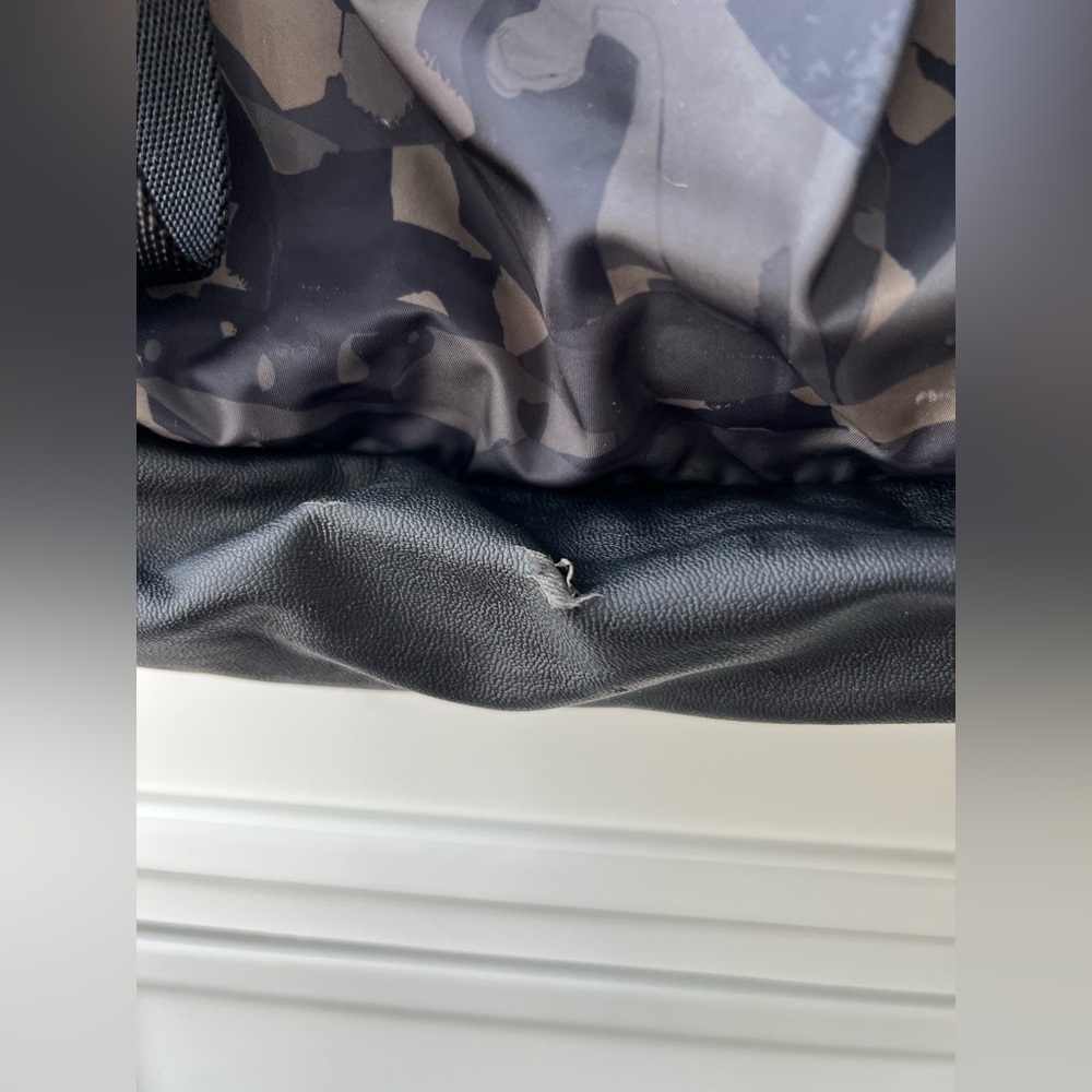 Lululemon Live Free Tote - Picture 3 of 10